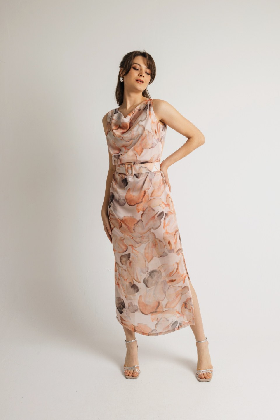 Φόρεμα εμπριμέ αμάνικο με ζώνη σομόν