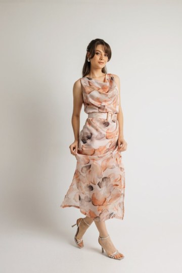 Φόρεμα εμπριμέ αμάνικο με ζώνη σομόν - 