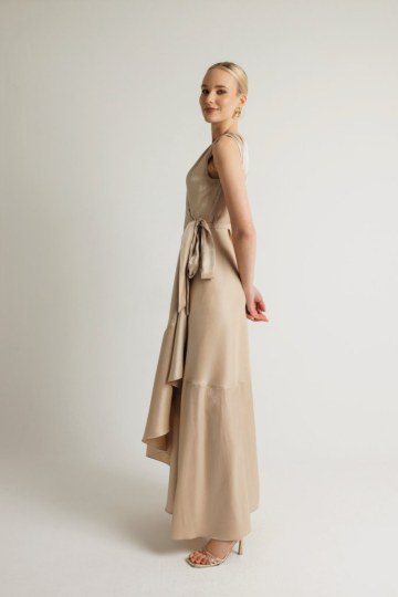 Φόρεμα αμάνικο κρουαζέ μονόχρωμο σαμπανιζέ - 