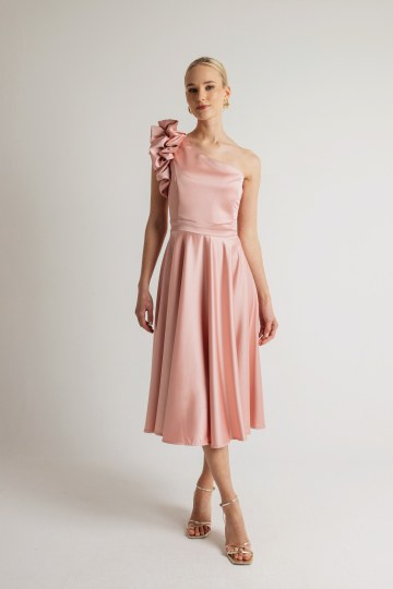 Φόρεμα σατέν μονόχρωμο midi με φραμπαλά στον ώμο ροζ