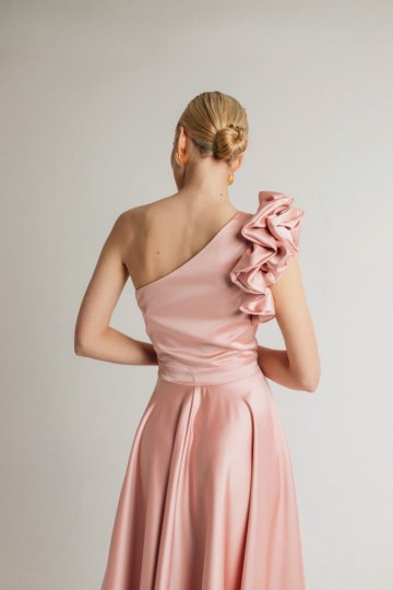 Φόρεμα σατέν μονόχρωμο midi με φραμπαλά στον ώμο ροζ - 