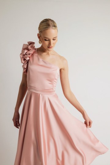 Φόρεμα σατέν μονόχρωμο midi με φραμπαλά στον ώμο ροζ - 