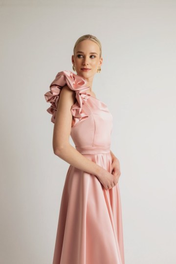 Φόρεμα σατέν μονόχρωμο midi με φραμπαλά στον ώμο ροζ - 