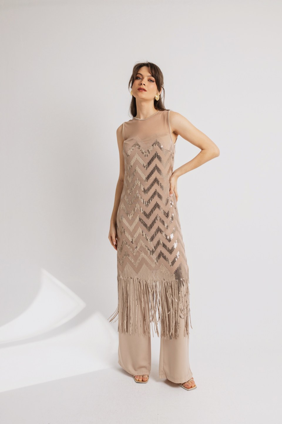 Σετ αμάνικο με ιδιαίτερες λεπτομέρειες και κρόσσια μπεζ