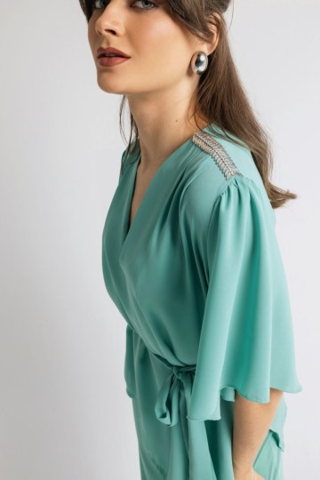 Μπλούζα αέρινη με μανίκι και ιδιαίτερες λεπτομέρειες στους ώμους βεραμάν - 