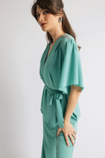 Μπλούζα αέρινη με μανίκι και ιδιαίτερες λεπτομέρειες στους ώμους βεραμάν - 