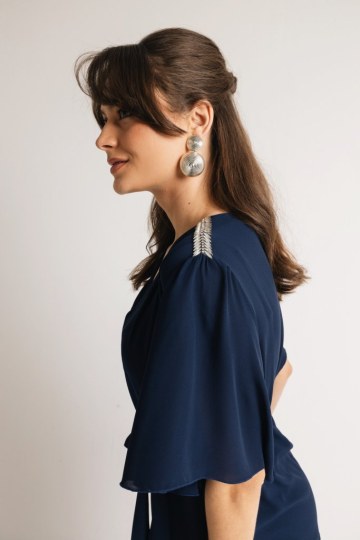 Μπλούζα αέρινη με μανίκι και ιδιαίτερες λεπτομέρειες στους ώμους μπλε - 