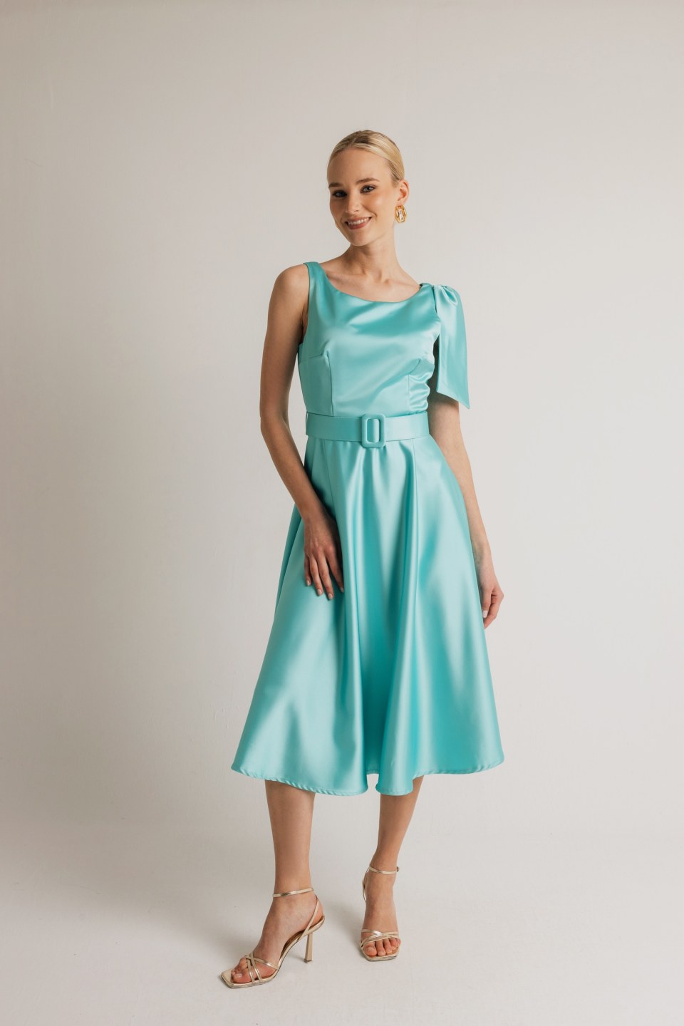 Φόρεμα σατέν μονόχρωμο midi με ζώνη και φιόγκο στον ώμο γαλάζιο