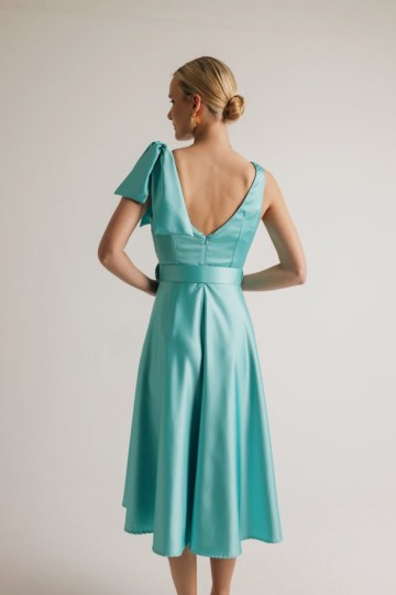 Φόρεμα σατέν μονόχρωμο midi με ζώνη και φιόγκο στον ώμο γαλάζιο - 