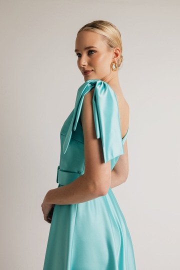 Φόρεμα σατέν μονόχρωμο midi με ζώνη και φιόγκο στον ώμο γαλάζιο - 