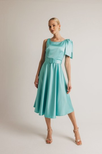 Φόρεμα σατέν μονόχρωμο midi με ζώνη και φιόγκο στον ώμο γαλάζιο - 