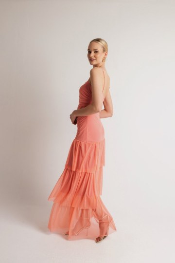 Φόρεμα μονόχρωμο με cut out στη κοιλιά και φραμπαλά ροζ - 