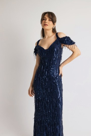 Φόρεμα με κρόσσι παγιέτα και άνοιγμα στους ώμους σκούρο μπλε - 