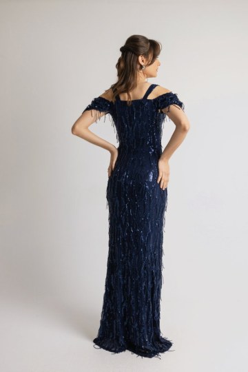 Φόρεμα με κρόσσι παγιέτα και άνοιγμα στους ώμους σκούρο μπλε - 