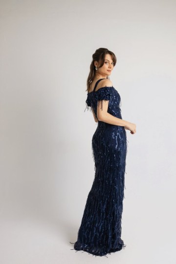 Φόρεμα με κρόσσι παγιέτα και άνοιγμα στους ώμους σκούρο μπλε - 