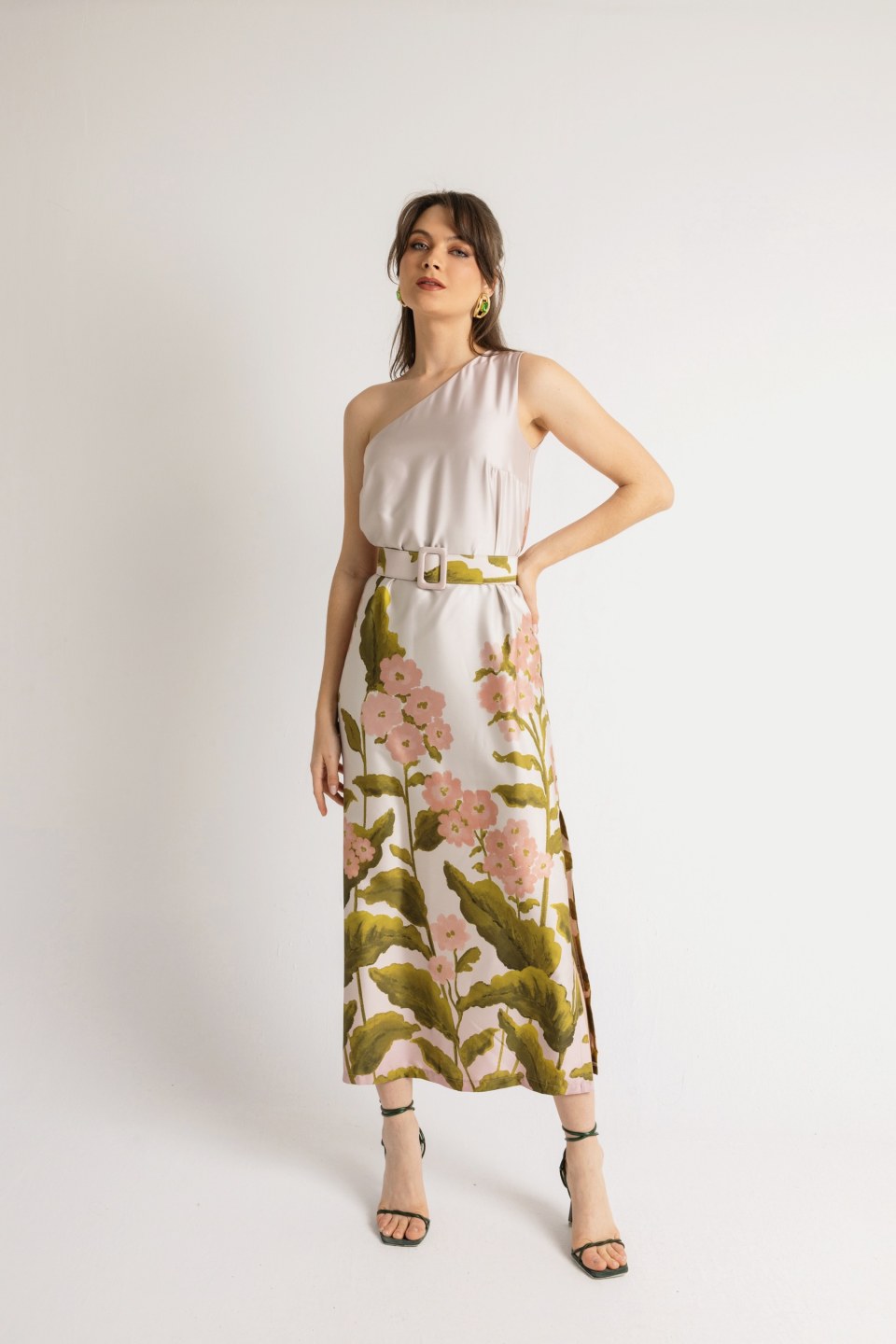 Φόρεμα με έναν ώμο άνοιγμα στο πλάι και σχέδια με λουλούδια στο κάτω μέρος εκρού 