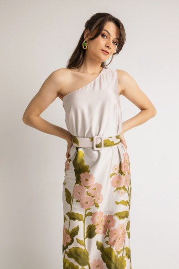 Φόρεμα με έναν ώμο άνοιγμα στο πλάι και σχέδια με λουλούδια στο κάτω μέρος εκρού  - 