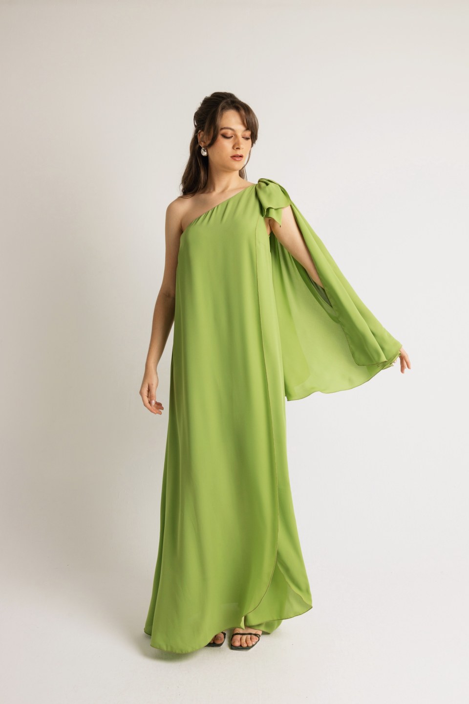 Φόρεμα μονόχρωμο με φουλάρι και στρας στον ώμο λαχανί