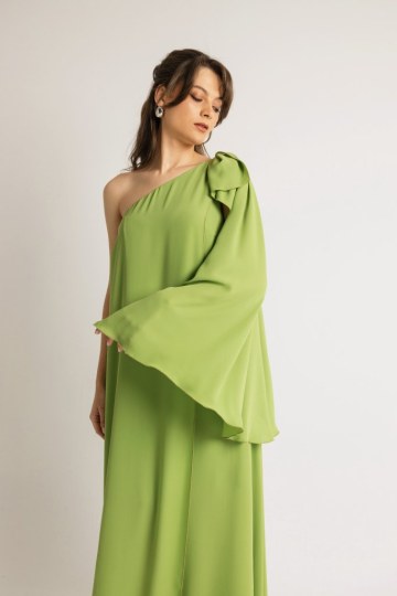 Φόρεμα μονόχρωμο με φουλάρι και στρας στον ώμο λαχανί - 