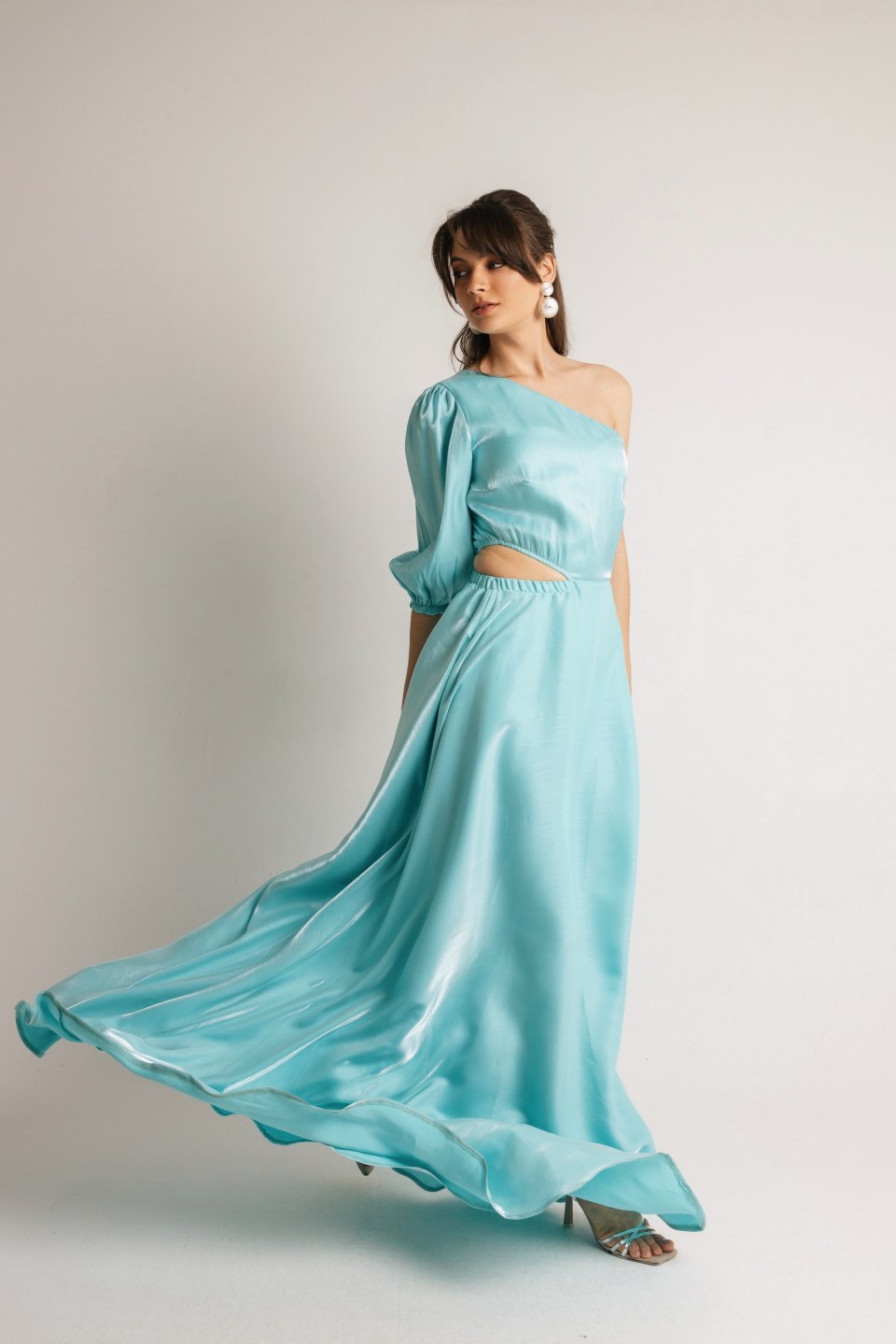 Φόρεμα μονόχρωμο με άνοιγμα στη μέση και έναν ώμο τυρκουάζ