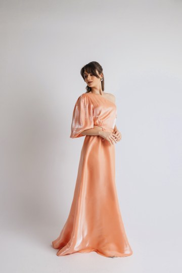 Φόρεμα μονόχρωμο με άνοιγμα στη μέση και έναν ώμο ροδακινί