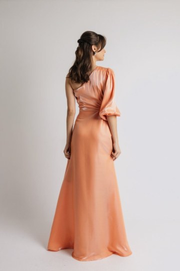 Φόρεμα μονόχρωμο με άνοιγμα στη μέση και έναν ώμο ροδακινί - 