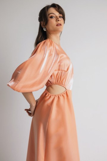 Φόρεμα μονόχρωμο με άνοιγμα στη μέση και έναν ώμο ροδακινί - 