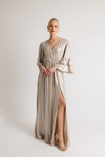 Φόρεμα μονόχρωμο με λαιμόκοψη V και φραμπαλά στα μανίκια μπεζ