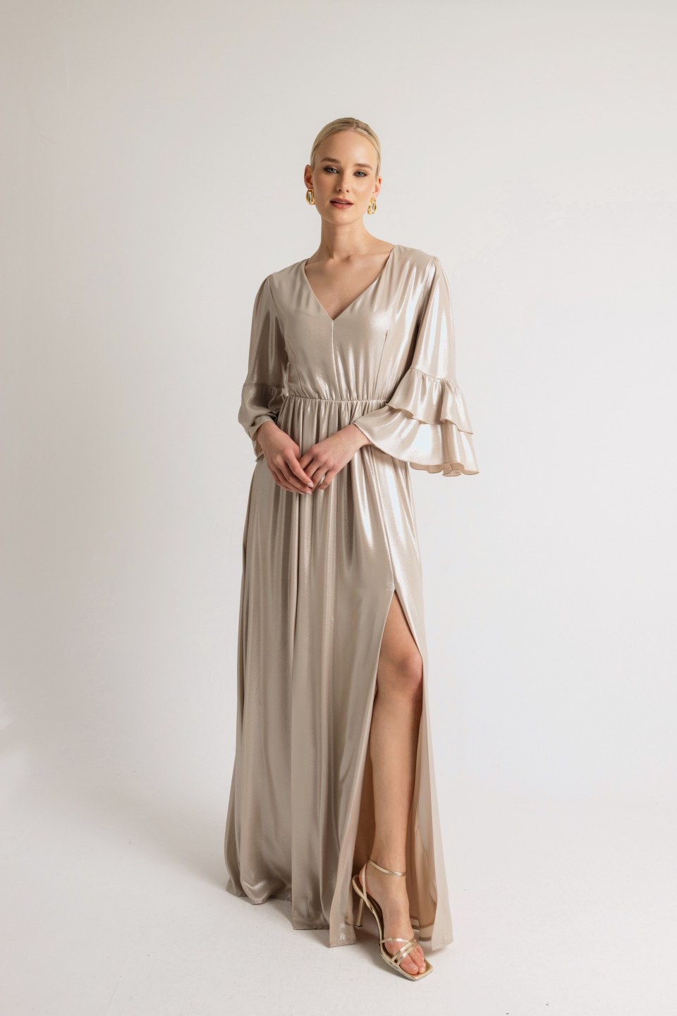 Φόρεμα μονόχρωμο με λαιμόκοψη V και φραμπαλά στα μανίκια μπεζ