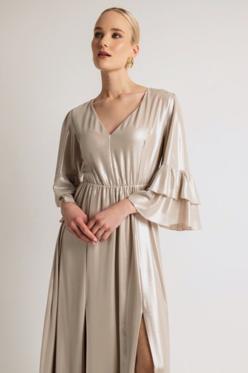 Φόρεμα μονόχρωμο με λαιμόκοψη V και φραμπαλά στα μανίκια μπεζ - 