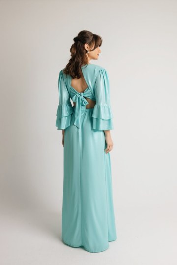 Φόρεμα μονόχρωμο με λαιμόκοψη V και φραμπαλά στα μανίκια τυρκουάζ - 