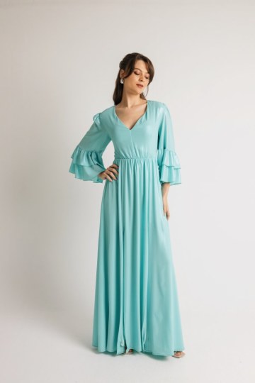 Φόρεμα μονόχρωμο με λαιμόκοψη V και φραμπαλά στα μανίκια τυρκουάζ - 