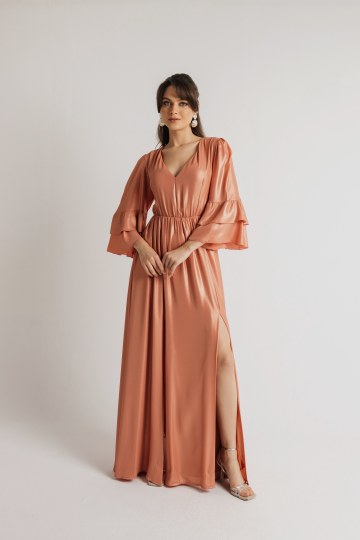 Φόρεμα μονόχρωμο με λαιμόκοψη V και φραμπαλά στα μανίκια ροδακινί