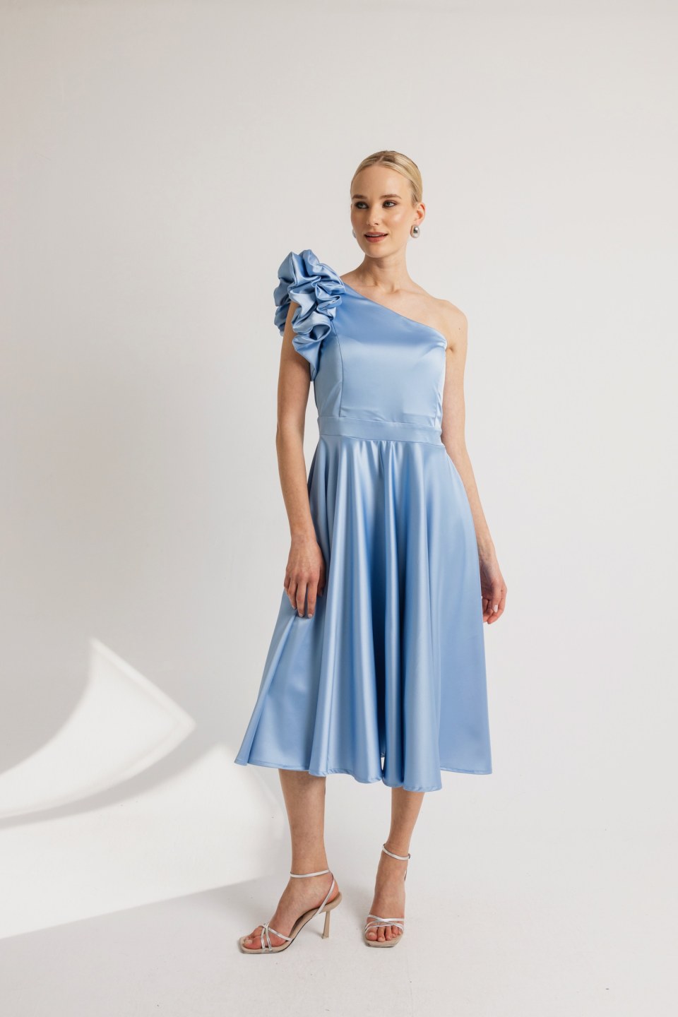 Φόρεμα σατέν μονόχρωμο midi με φραμπαλά στον ώμο γαλάζιο