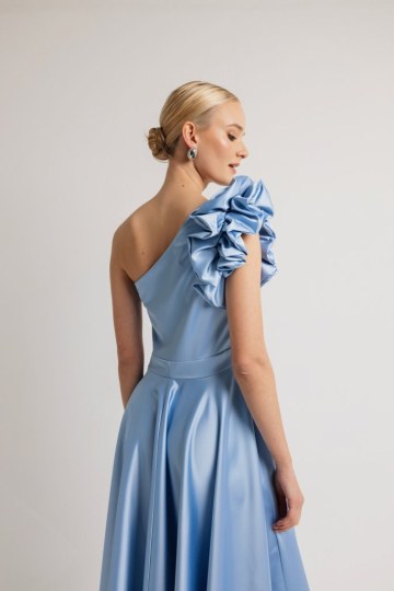 Φόρεμα σατέν μονόχρωμο midi με φραμπαλά στον ώμο γαλάζιο - 