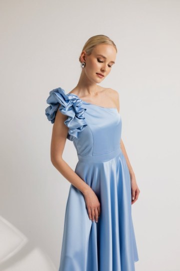 Φόρεμα σατέν μονόχρωμο midi με φραμπαλά στον ώμο γαλάζιο - 