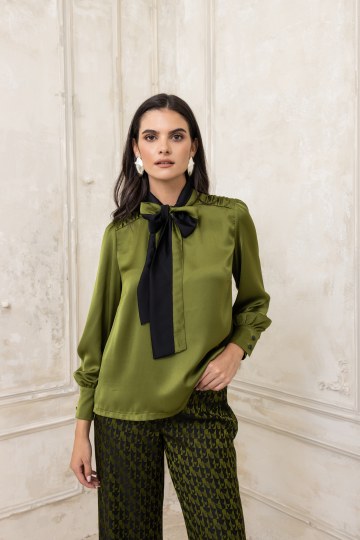 Πουκαμίσα σατέν με φιόγκο στον λαιμό λαδί