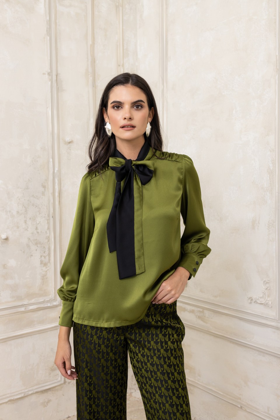 Πουκαμίσα σατέν με φιόγκο στον λαιμό λαδί