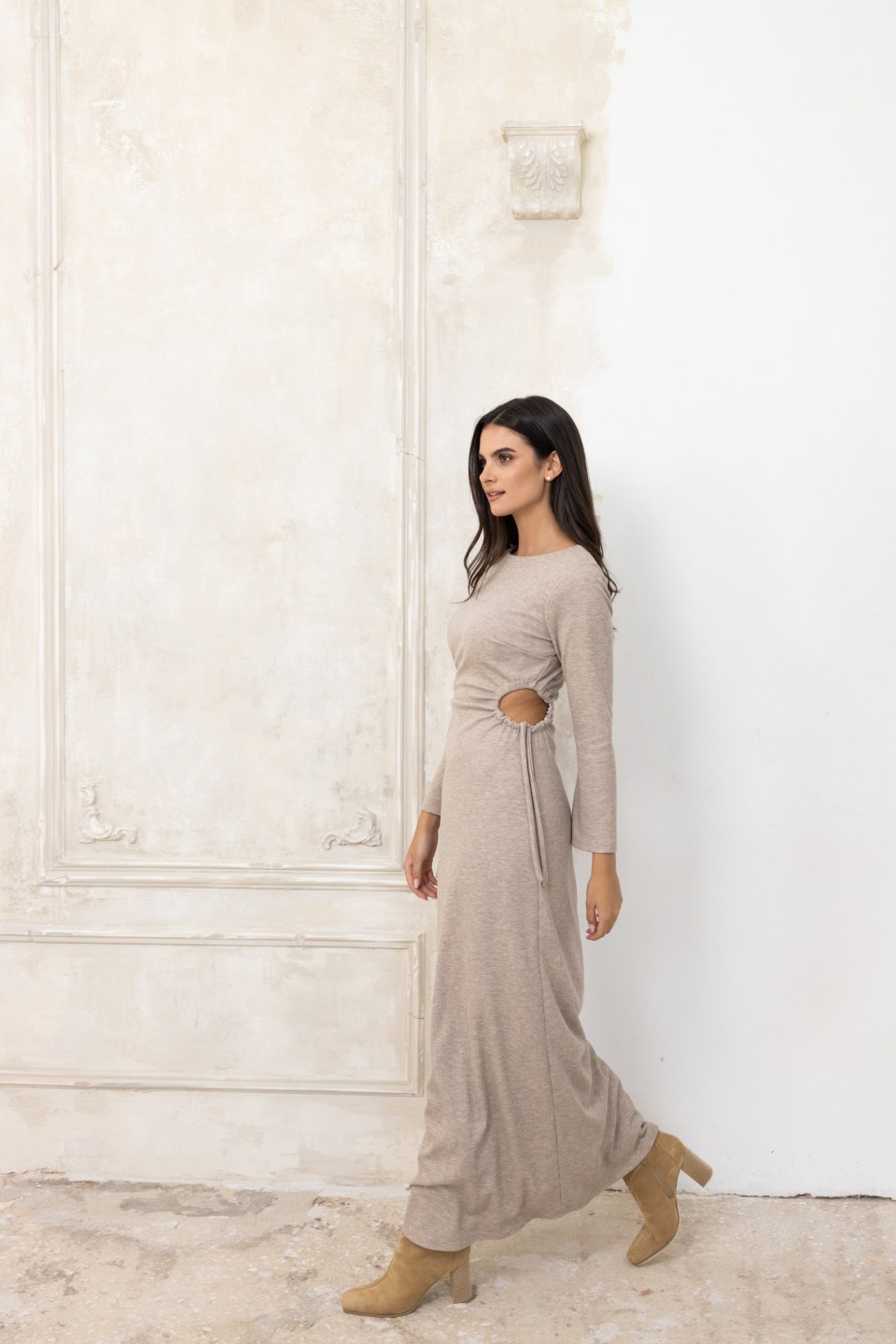 Φόρεμα με ιδιαίτερα ανοίγματα στα πλαϊνά μπεζ