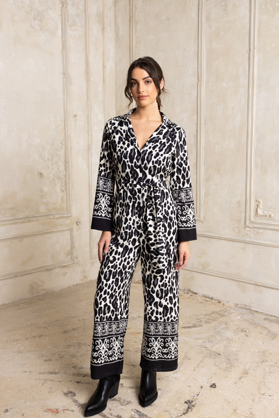 Φόρμα ολόσωμη εμπριμέ με κουμπιά και ζώνη 