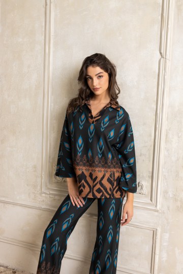 Μπλούζα μαύρη με ιδιαίτερες μπλε λεπτομέρειες