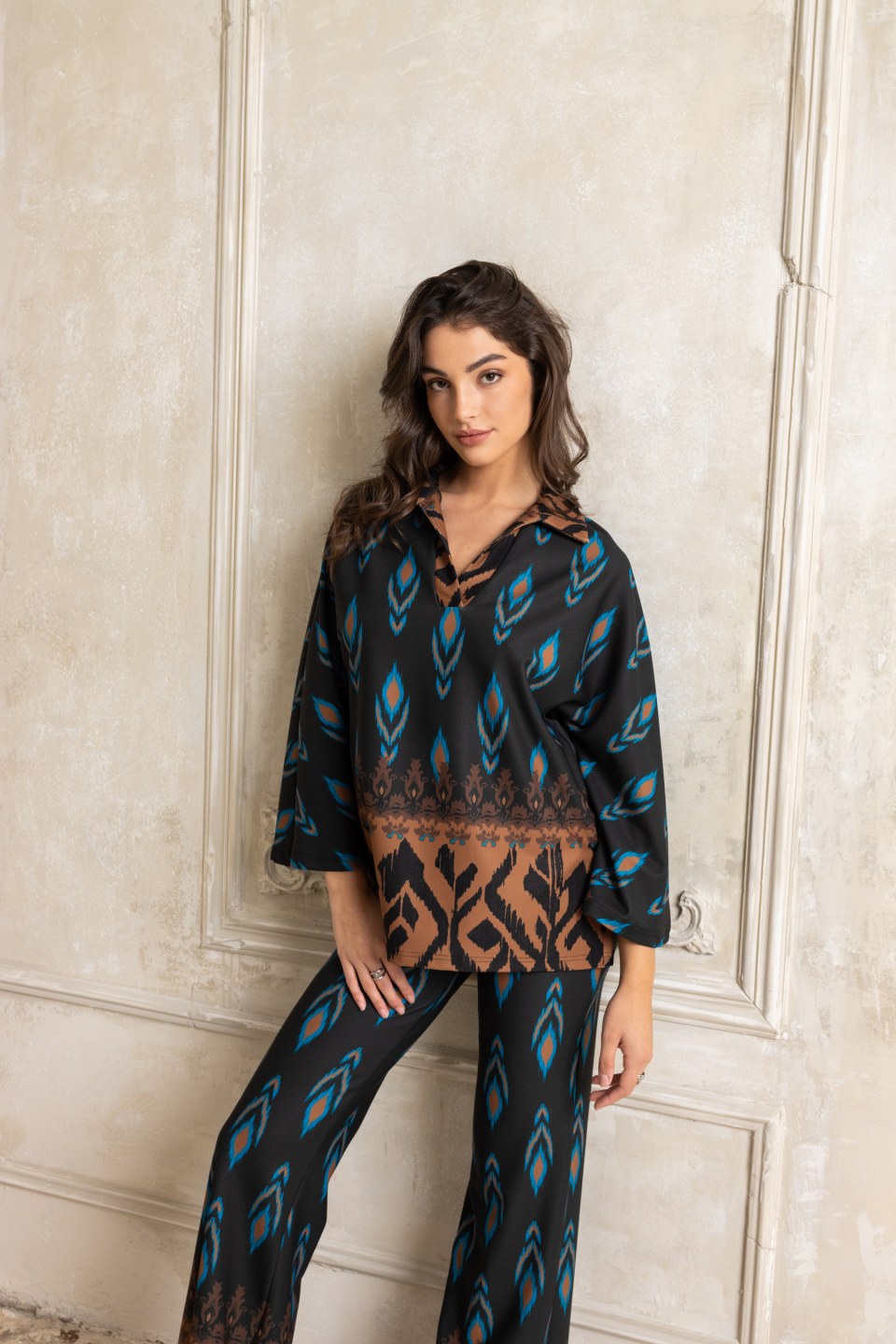 Μπλούζα μαύρη με ιδιαίτερες μπλε λεπτομέρειες