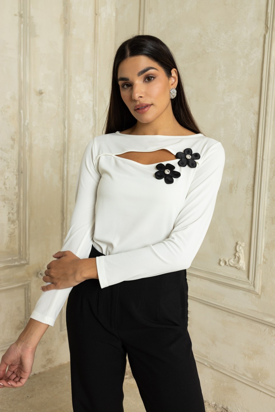 Μπλούζα κολλητή με cut out στο στήθος λευκή