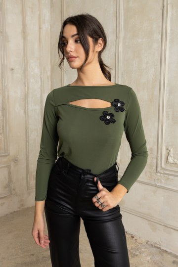 Μπλούζα κολλητή με cut out στο στήθος χακί