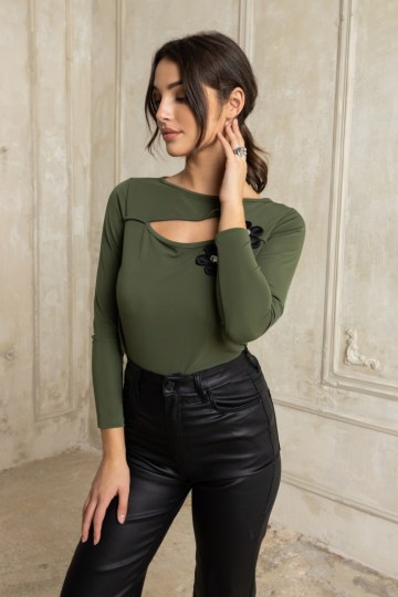Μπλούζα κολλητή με cut out στο στήθος χακί - 