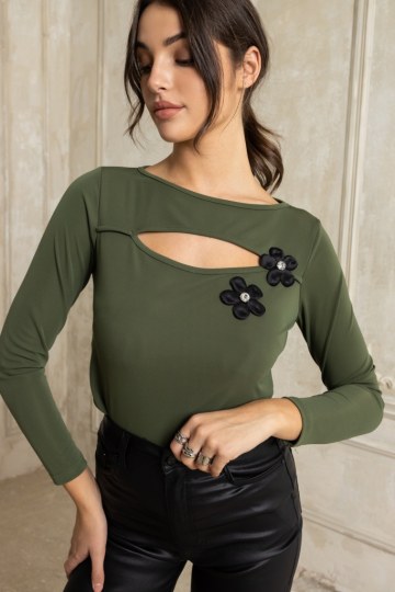 Μπλούζα κολλητή με cut out στο στήθος χακί - 
