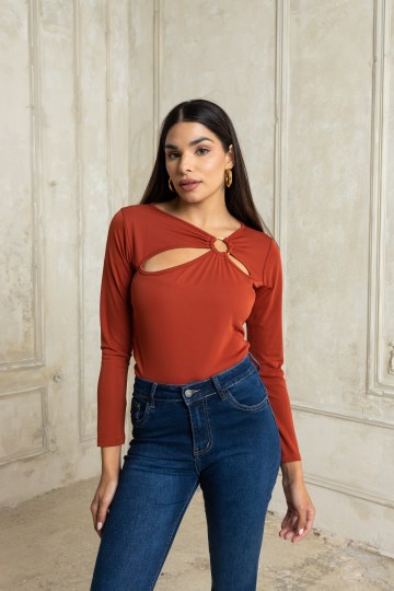 Μπλούζα κολλητή με cut out και κρίκο εκάι