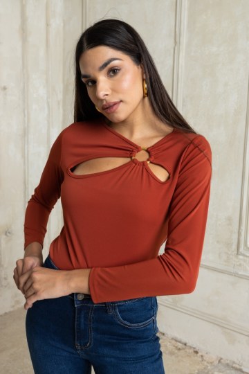 Μπλούζα κολλητή με cut out και κρίκο εκάι - 