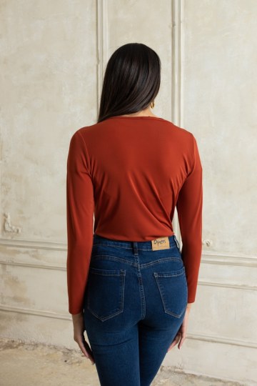 Μπλούζα κολλητή με cut out και κρίκο εκάι - 