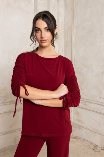 Μπλούζα με κορδόνια και σούρες στα μανίκια μπορντό - 